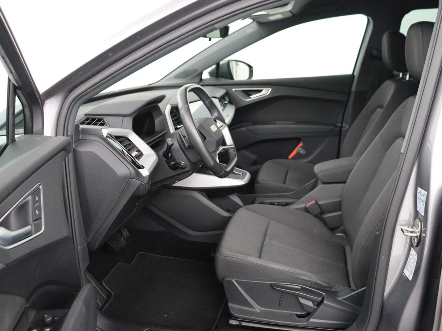 Audi Q4 e-tron 35 Launch edition 55 kWh | Warmtepomp | Stoelverwarming | Carplay | Full LED | 19'' | Navigatie | Parkeerhulp | DAB | Climate control | Cruise control | Bluetooth