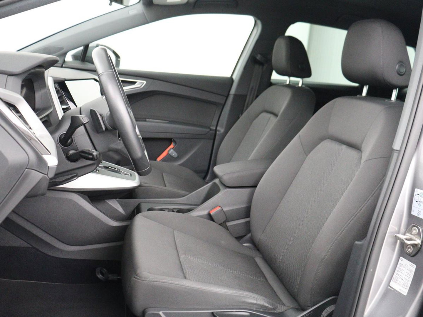 Audi Q4 e-tron 35 Launch edition 55 kWh | Warmtepomp | Stoelverwarming | Carplay | Full LED | 19'' | Navigatie | Parkeerhulp | DAB | Climate control | Cruise control | Bluetooth