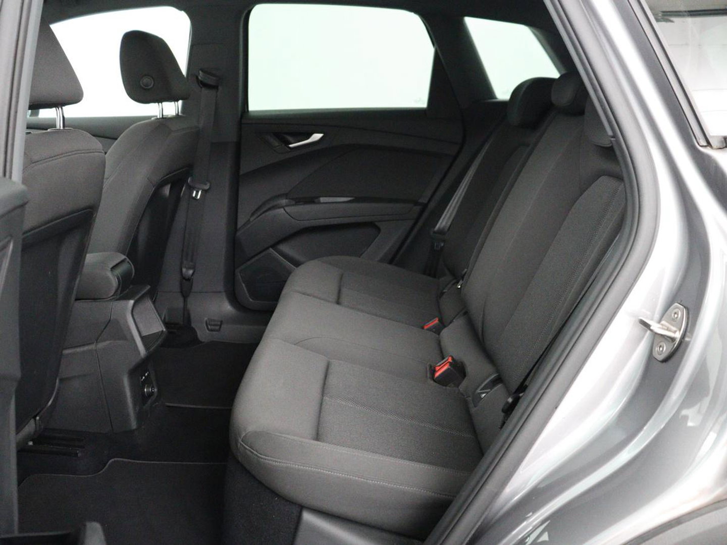 Audi Q4 e-tron 35 Launch edition 55 kWh | Warmtepomp | Stoelverwarming | Carplay | Full LED | 19'' | Navigatie | Parkeerhulp | DAB | Climate control | Cruise control | Bluetooth