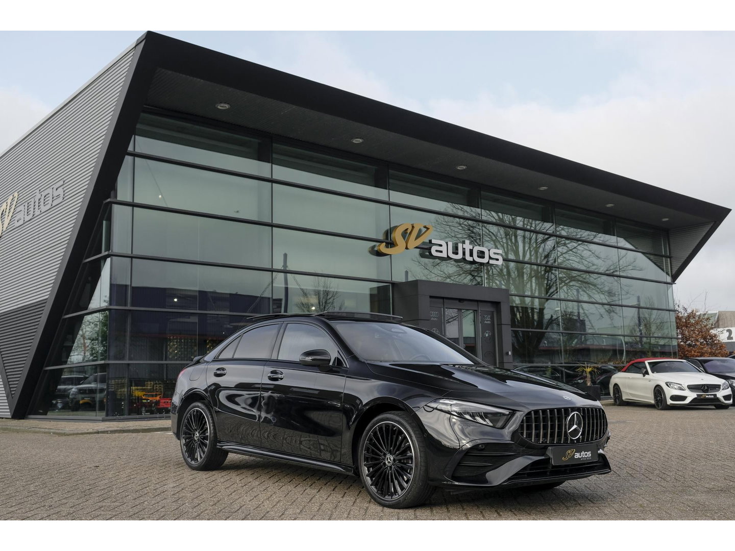 Mercedes-Benz A-Klasse A250e AMG 218pk Hybrid Panoramadak *SOH 96%* Night pakket Widescreen Sfeerverlichting 19" LMV NLauto