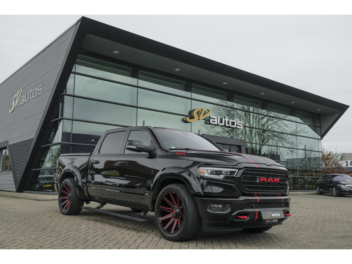 Dodge Ram 1500 5.7 V8 401pk 4x4 Limited LPG G3 Widebody Black&Red Luchtvering Trekhaak Head-up Harman/kardon Sidebars CUSTOM!!