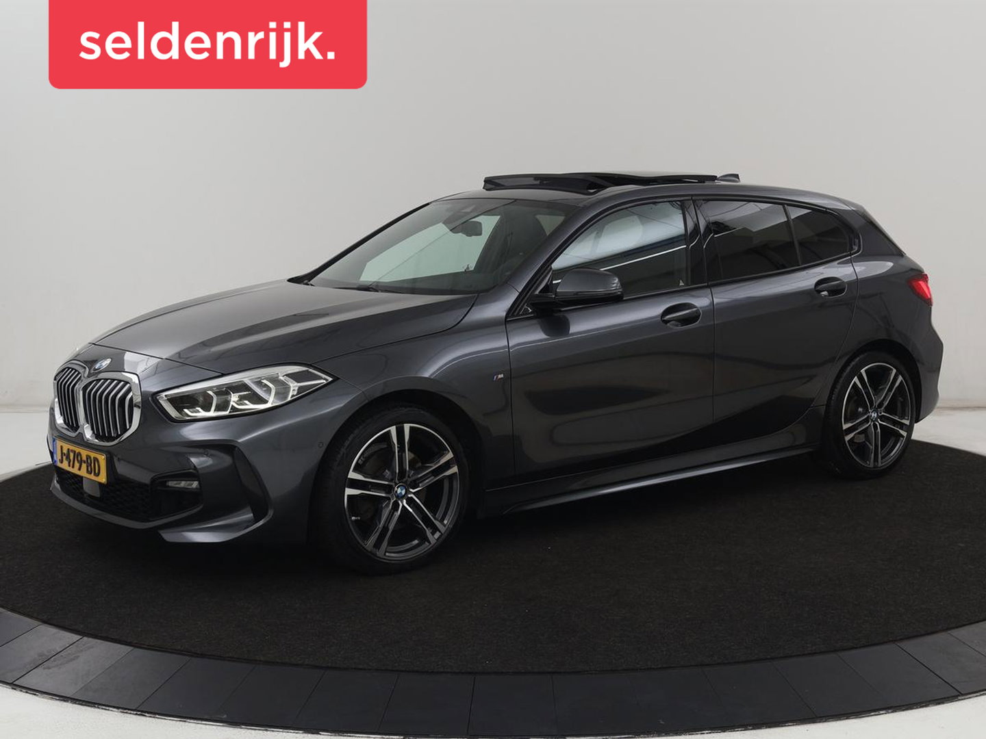 BMW 1-serie 118i M Sport | Panoramadak | Stoelverwarming | Harman/Kardon | Camera | Live Cockpit | Carplay | Sfeerverlichting | Sportstoelen | Full LED | Navigatie | Half leder | Park Assist | Climate control