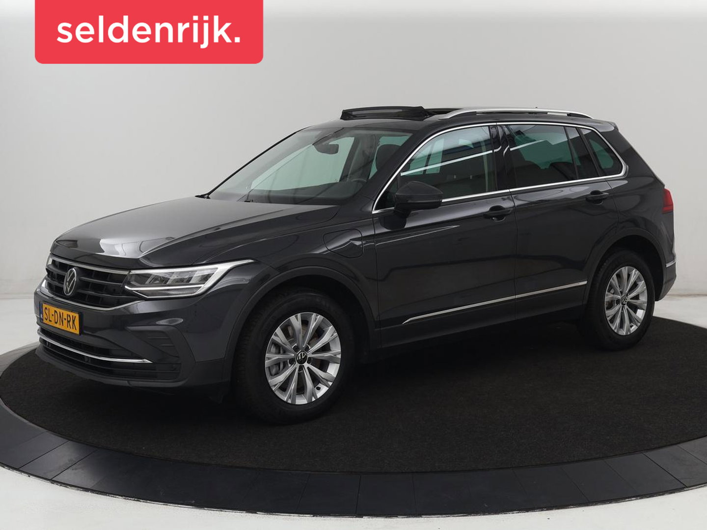 Volkswagen Tiguan 1.4 TSI eHybrid Comfortline | SOH 87% | Panoramadak | Camera | Carplay | Adaptive cruise | Keyless | Navigatie | Full LED | Climate control | Virtual Cockpit | Sfeerverlichting | PHEV | Plug In
