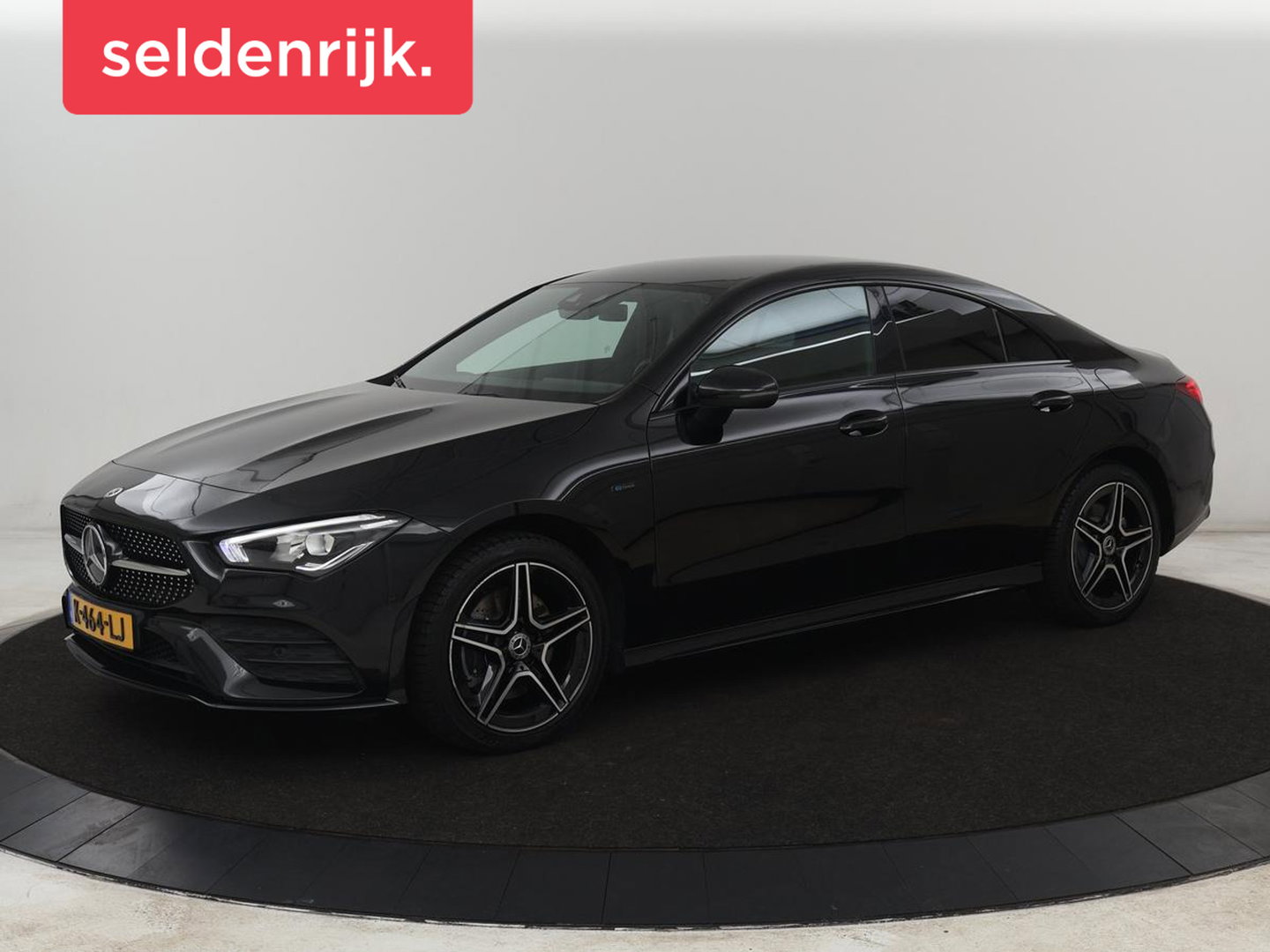 Mercedes-Benz CLA-Klasse 250e AMG | SOH 98% | Stoelverwarming | Widescreen | Sfeerverlichting | Full LED | Park Assist | Camera | Navigatie | Half leder | PHEV | Plug In