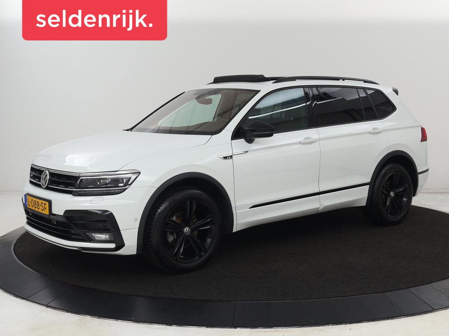 Volkswagen Tiguan Allspace 1.5 TSI R Line 7-Persoons | Panoramadak | Stoelverwarming | Trekhaak | Massage | Keyless | 19'' | Camera | Carplay | Adaptive cruise | Full LED | Navigatie