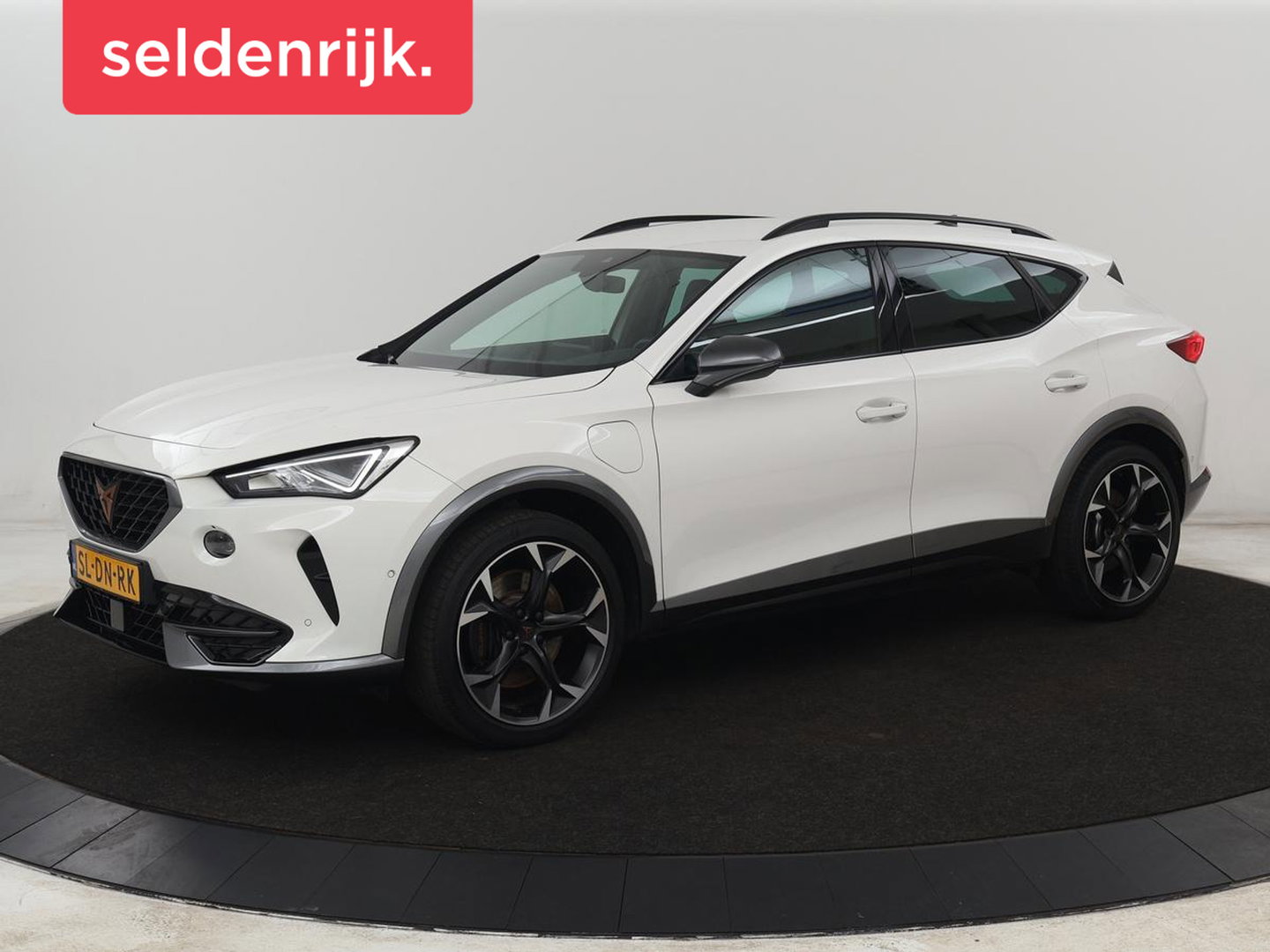 CUPRA Formentor 1.4 eHybrid VZ | SOH 90% | 245pk | Adaptive cruise | Stuurverwarming | Carplay | Sfeerverlichting | Camera | Sportstoelen | Full LED | Half leder | Navigatie | Keyless | PHEV | Plug In