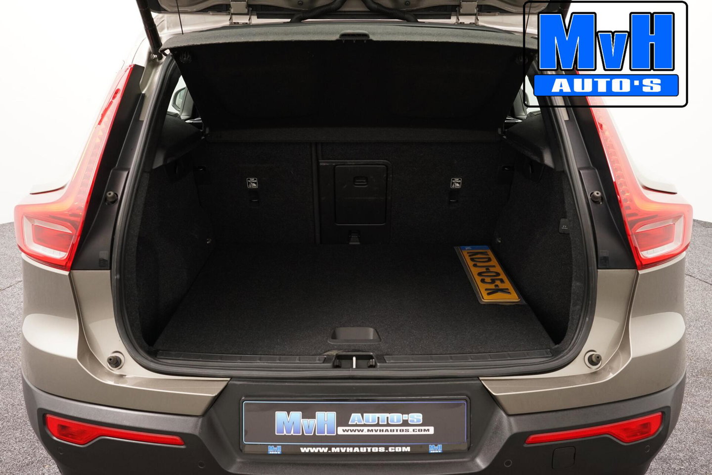 Volvo XC40 1.5 T4 Recharge Inscription Expression|TREKH|LED