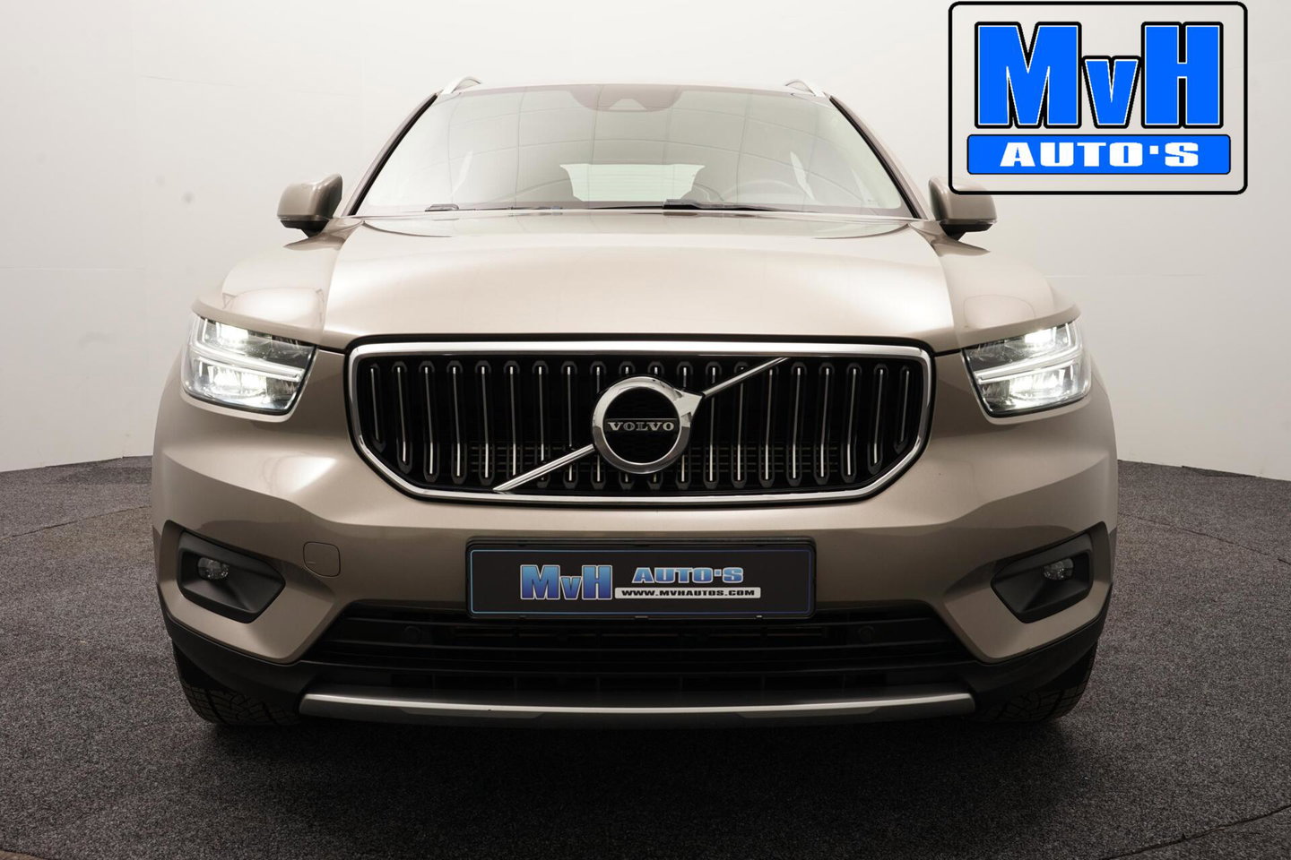 Volvo XC40 1.5 T4 Recharge Inscription Expression|TREKH|LED