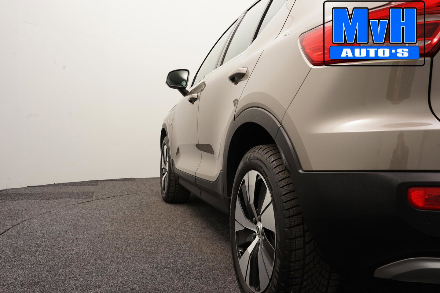 Volvo XC40 1.5 T4 Recharge Inscription Expression|TREKH|LED