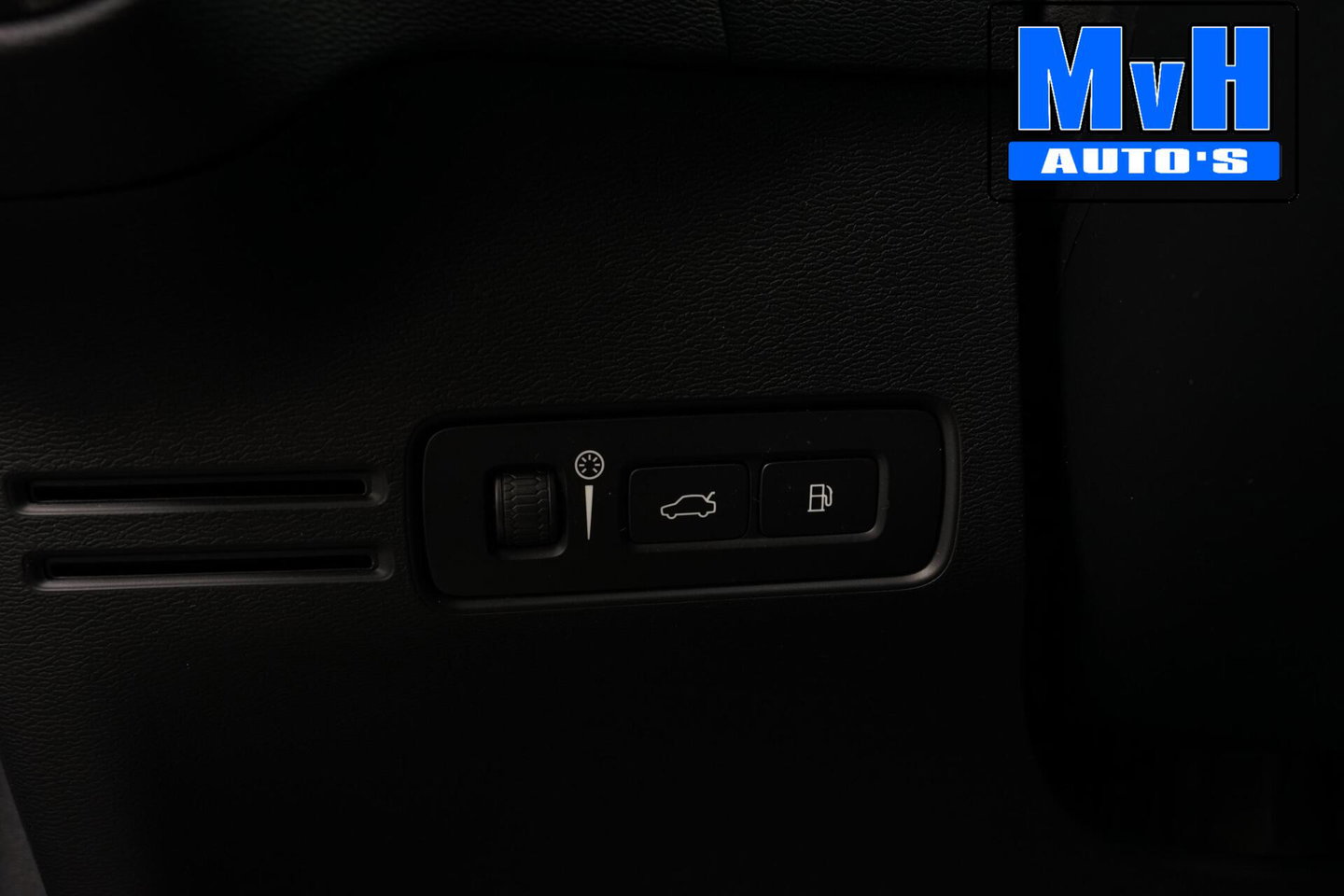 Volvo XC40 1.5 T4 Recharge Inscription Expression|TREKH|LED