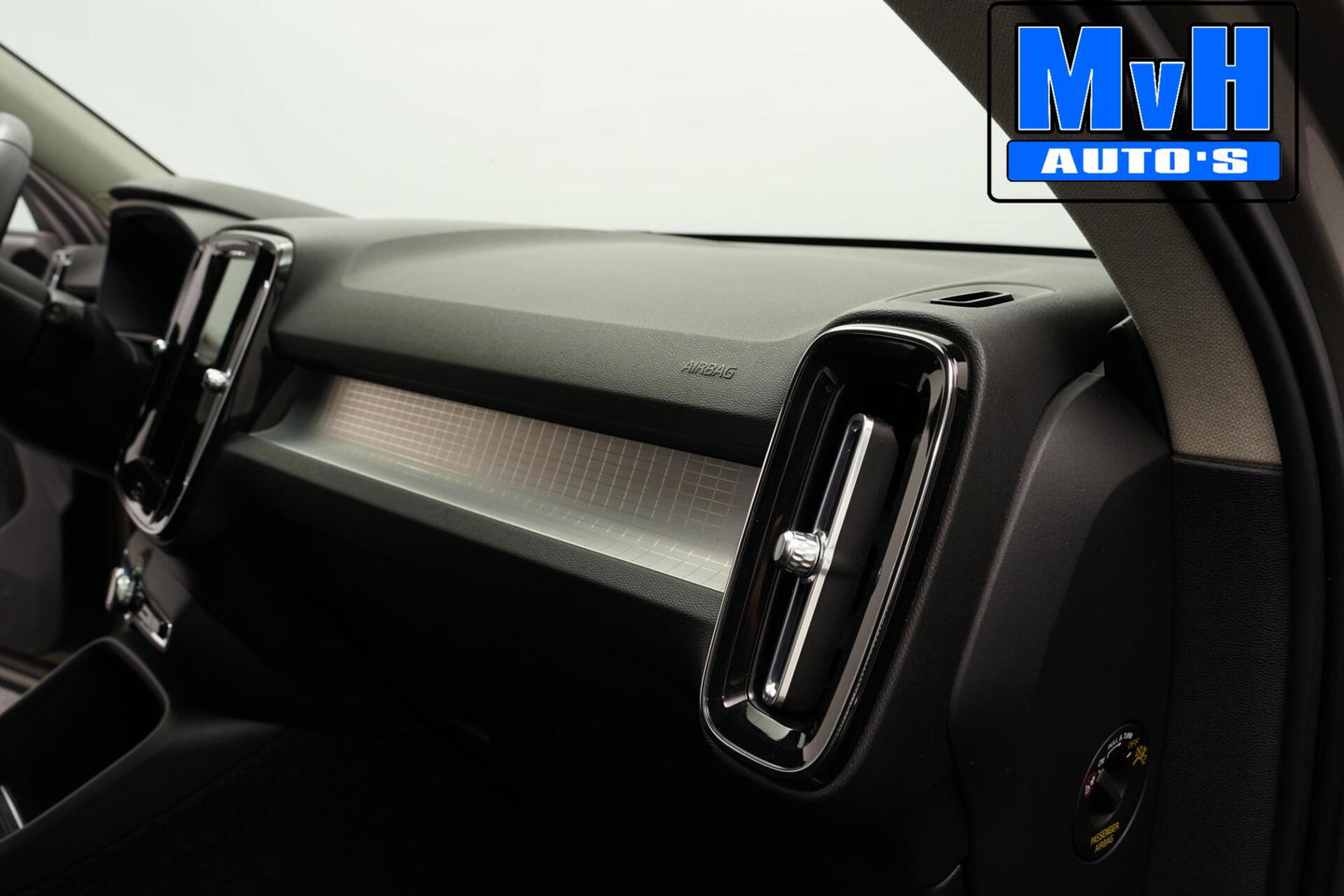 Volvo XC40 1.5 T4 Recharge Inscription Expression|TREKH|LED