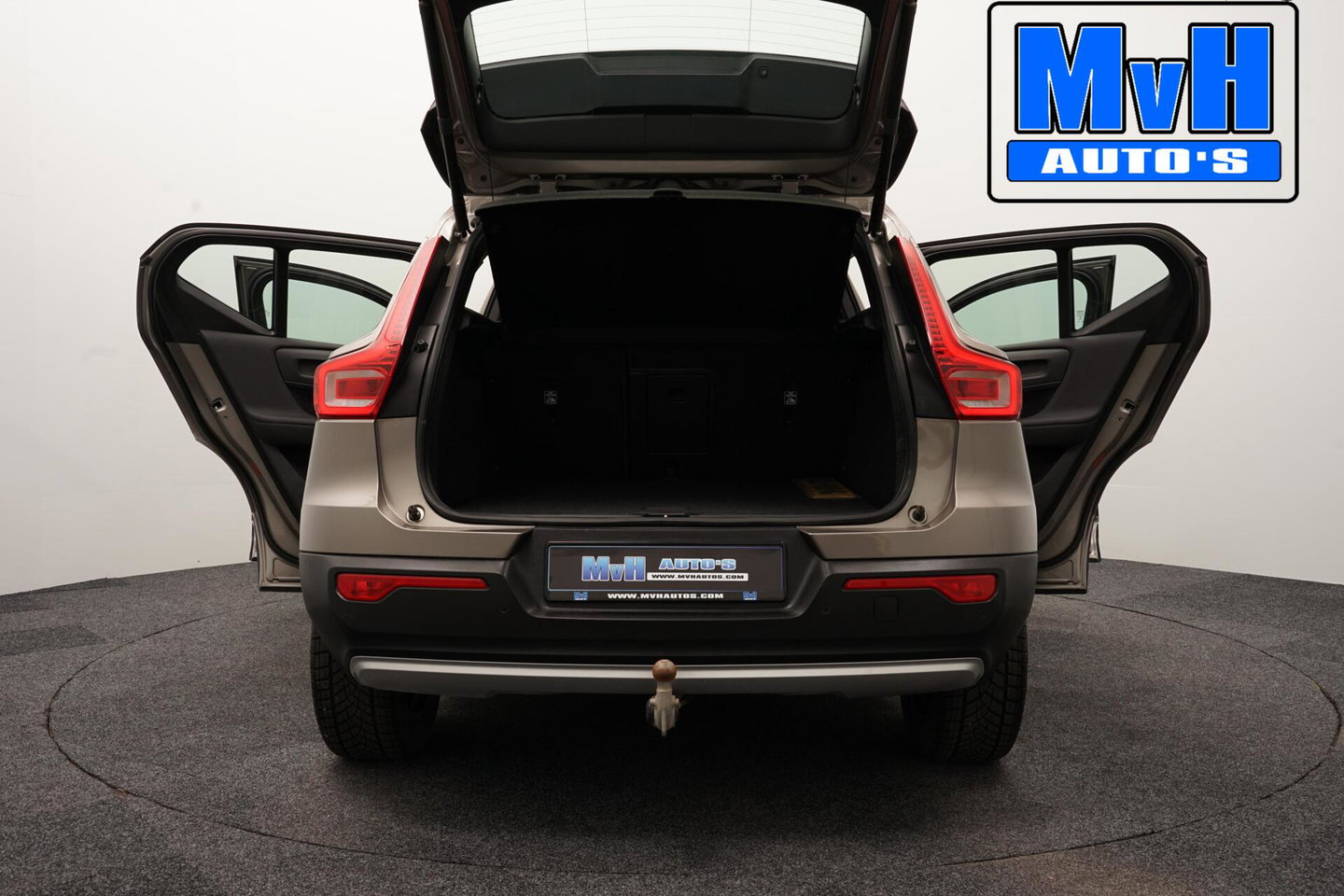 Volvo XC40 1.5 T4 Recharge Inscription Expression|TREKH|LED