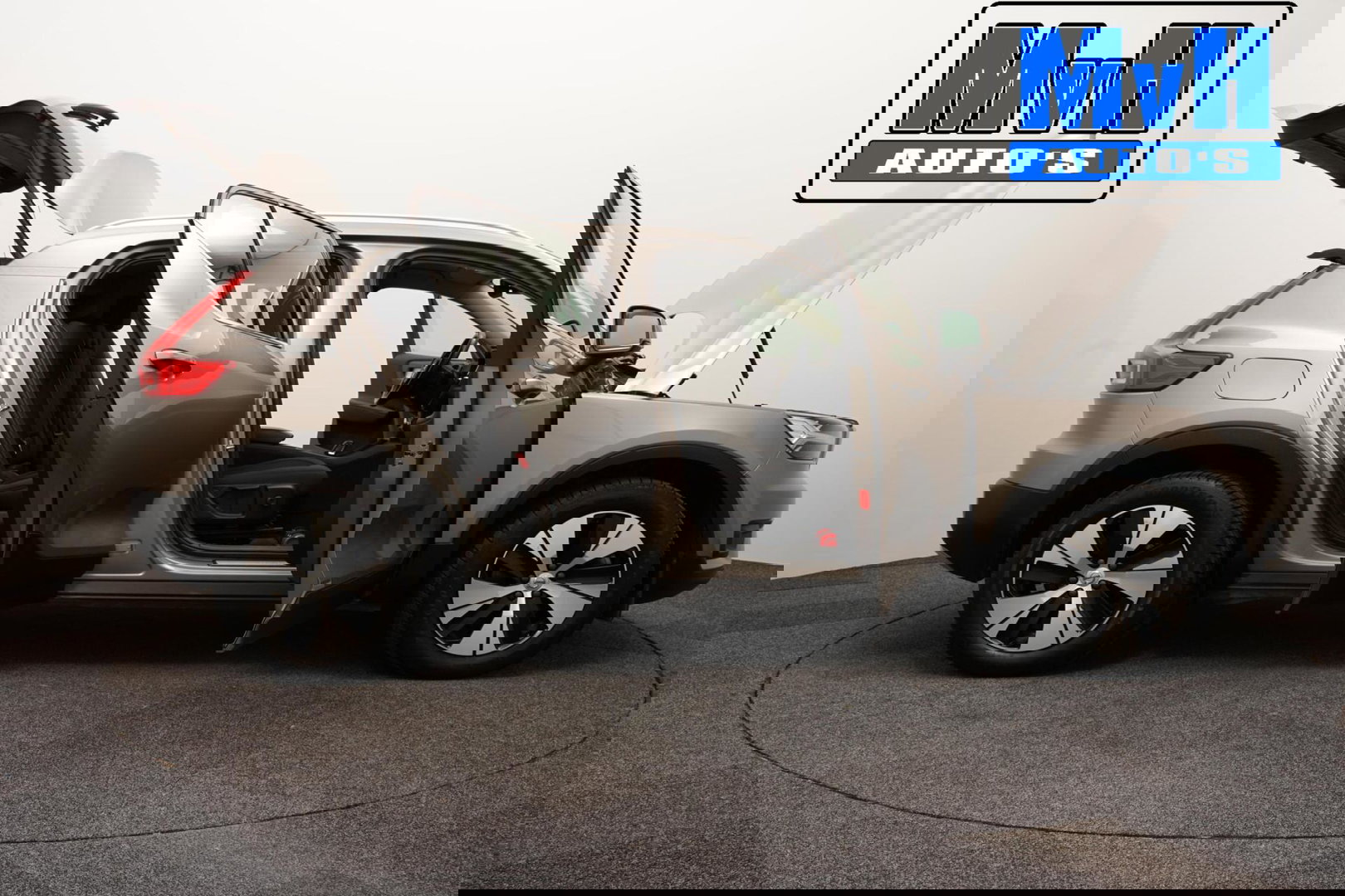 Volvo XC40 1.5 T4 Recharge Inscription Expression|TREKH|LED