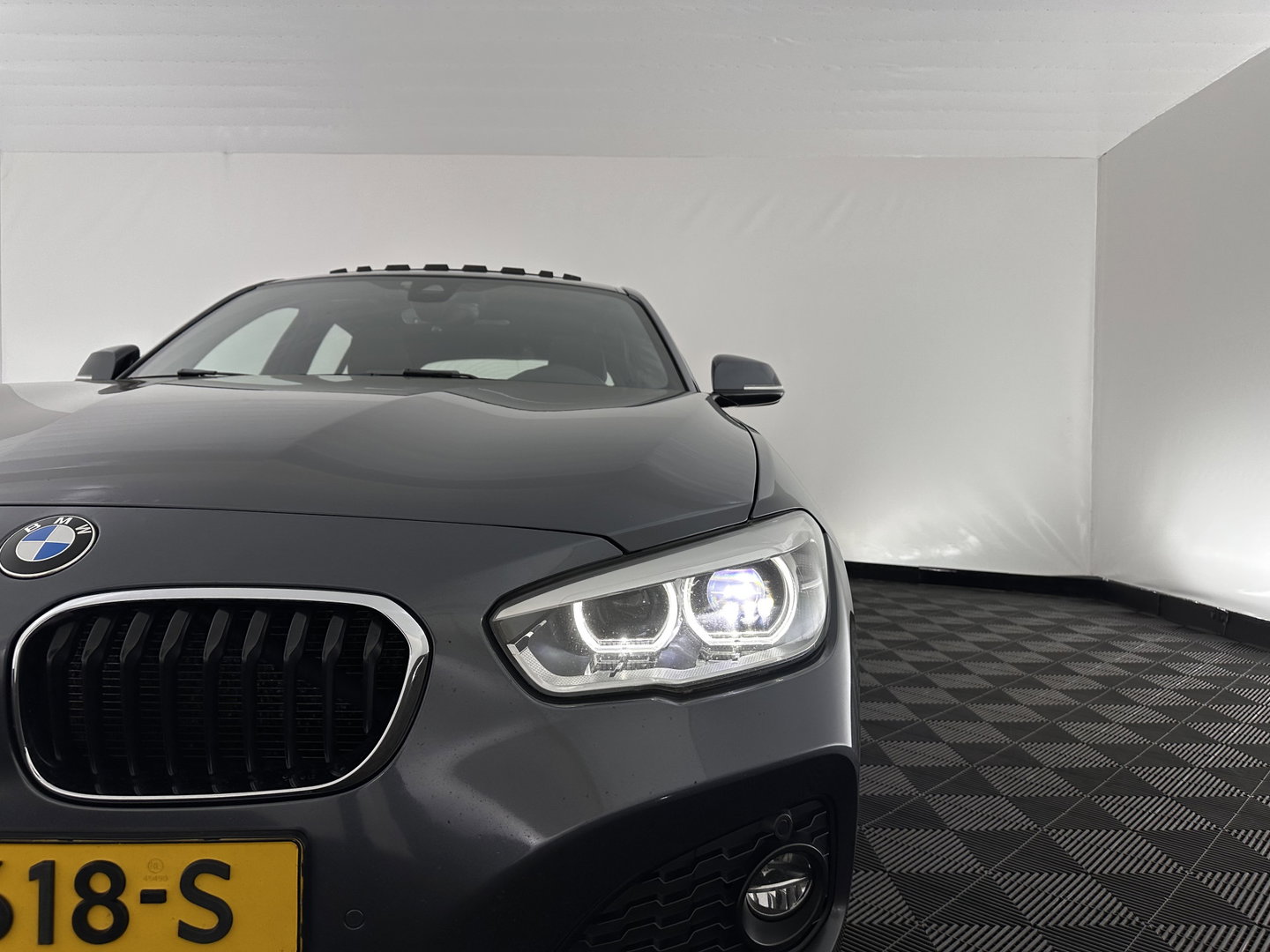 BMW 1-serie 118d Executive M-Sportpack Aut. *PANO | ADAPTIVE-CRUISE | FULL-LED | HEATED-SPORTSEATS | MEMORY-PACK | CAMERA | KEYLESS | DAB | NAVI-FULLMAP | PRIVACY-GLASS | ECC | PDC | CRUISE | 17''ALU*