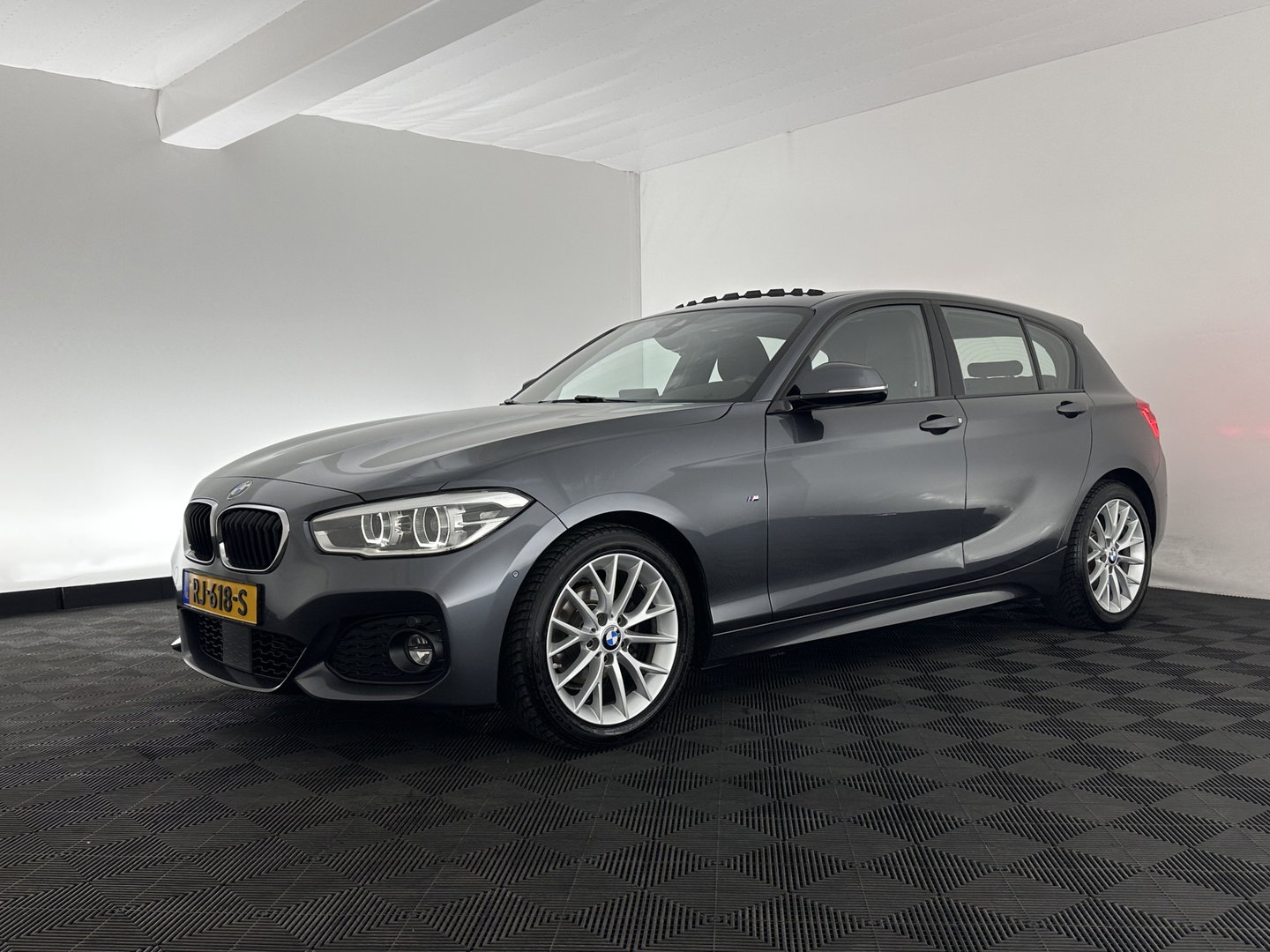BMW 1-serie 118d Executive M-Sportpack Aut. *PANO | ADAPTIVE-CRUISE | FULL-LED | HEATED-SPORTSEATS | MEMORY-PACK | CAMERA | KEYLESS | DAB | NAVI-FULLMAP | PRIVACY-GLASS | ECC | PDC | CRUISE | 17''ALU*