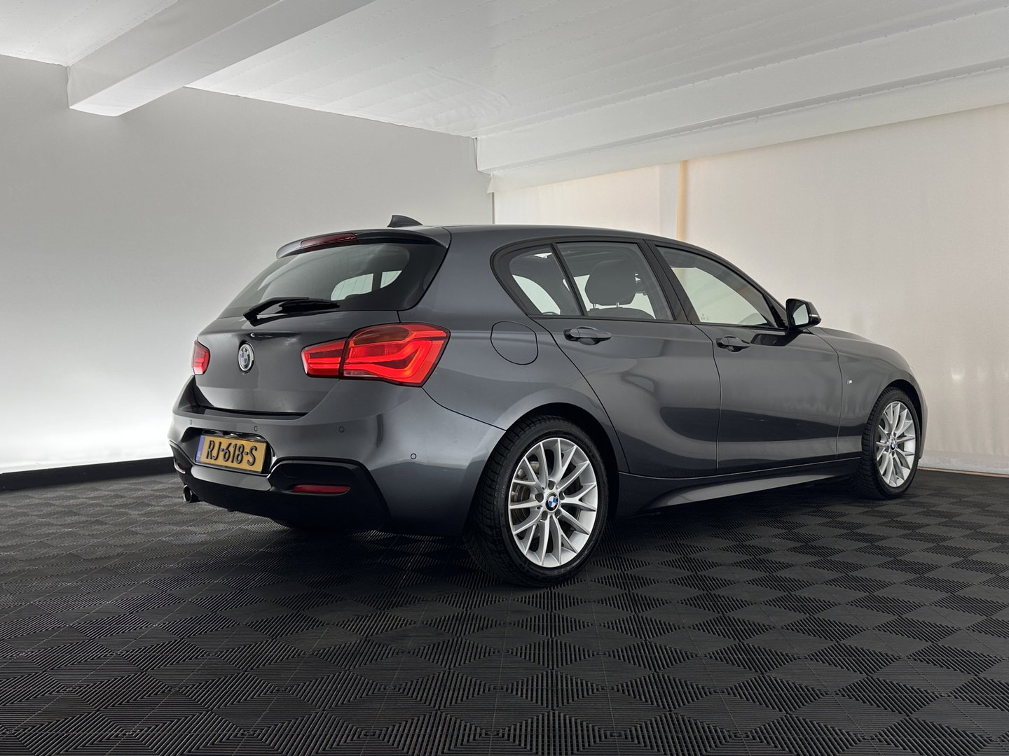 BMW 1-serie 118d Executive M-Sportpack Aut. *PANO | ADAPTIVE-CRUISE | FULL-LED | HEATED-SPORTSEATS | MEMORY-PACK | CAMERA | KEYLESS | DAB | NAVI-FULLMAP | PRIVACY-GLASS | ECC | PDC | CRUISE | 17''ALU*