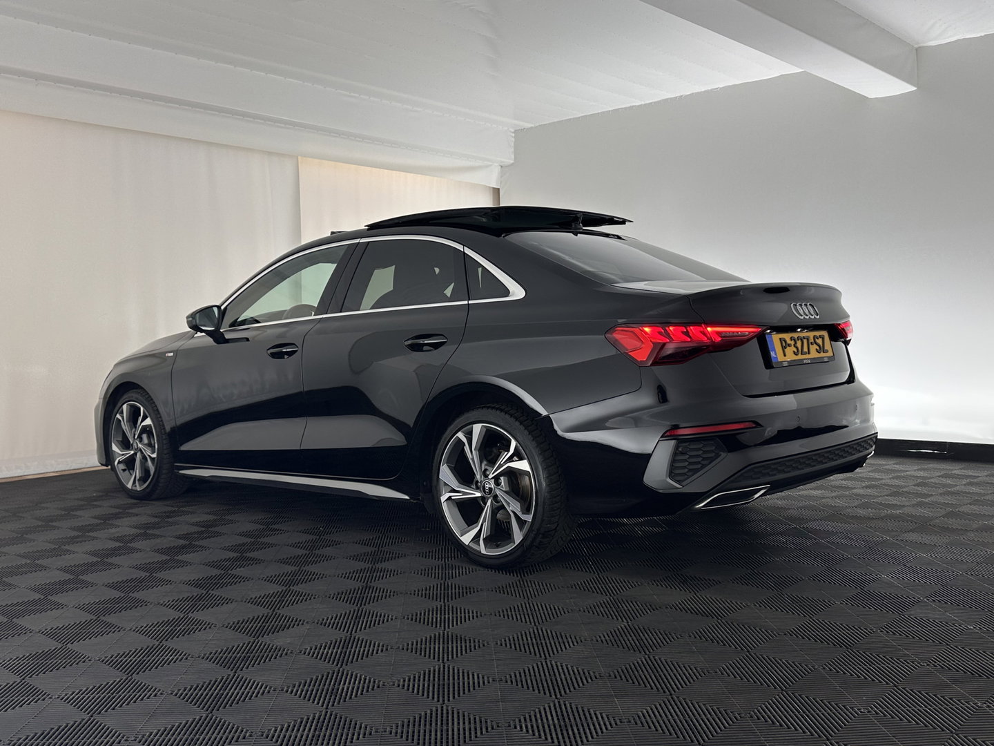 Audi A3 Limousine 30 TFSI S edition S-Line Aut. *PANO | LEATHER-FABRIC | FULL-LED | AMBIENTLIGHT | SPORTSEATS | DIGI-COCKPIT | NAVI-FULLMAP | PRIVACYGLASS | SHIFTPADDLES | DAB+ | CRUISE | PDC | 18"ALU*