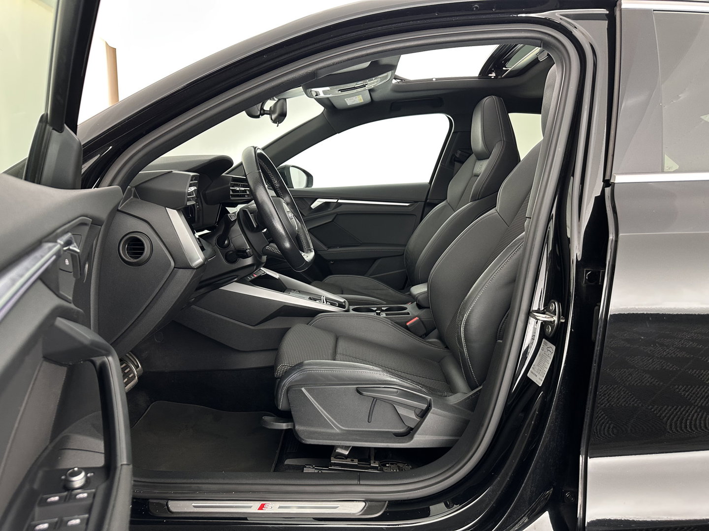 Audi A3 Limousine 30 TFSI S edition S-Line Aut. *PANO | LEATHER-FABRIC | FULL-LED | AMBIENTLIGHT | SPORTSEATS | DIGI-COCKPIT | NAVI-FULLMAP | PRIVACYGLASS | SHIFTPADDLES | DAB+ | CRUISE | PDC | 18"ALU*