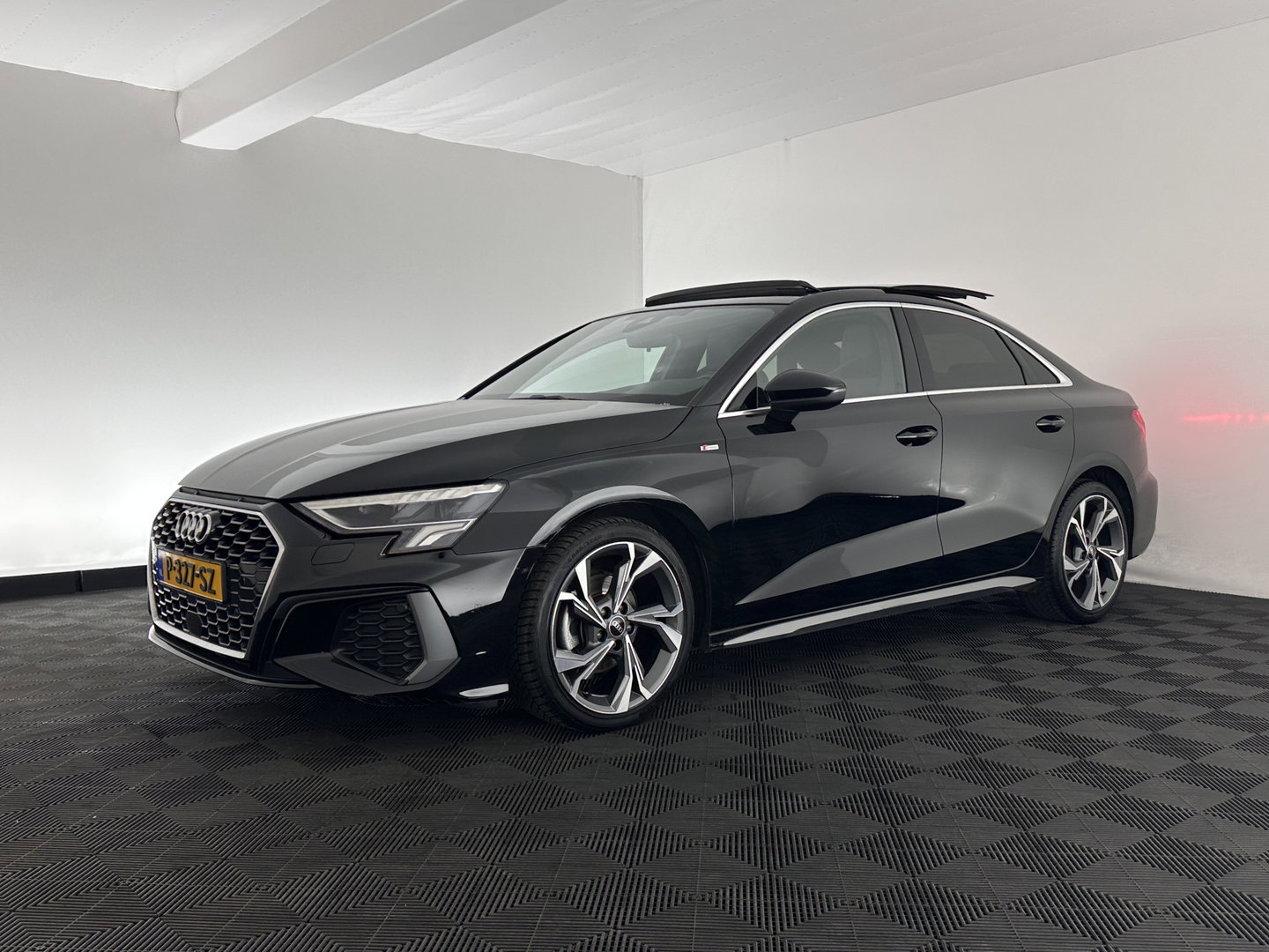 Audi A3 Limousine 30 TFSI S edition S-Line Aut. *PANO | LEATHER-FABRIC | FULL-LED | AMBIENTLIGHT | SPORTSEATS | DIGI-COCKPIT | NAVI-FULLMAP | PRIVACYGLASS | SHIFTPADDLES | DAB+ | CRUISE | PDC | 18"ALU*