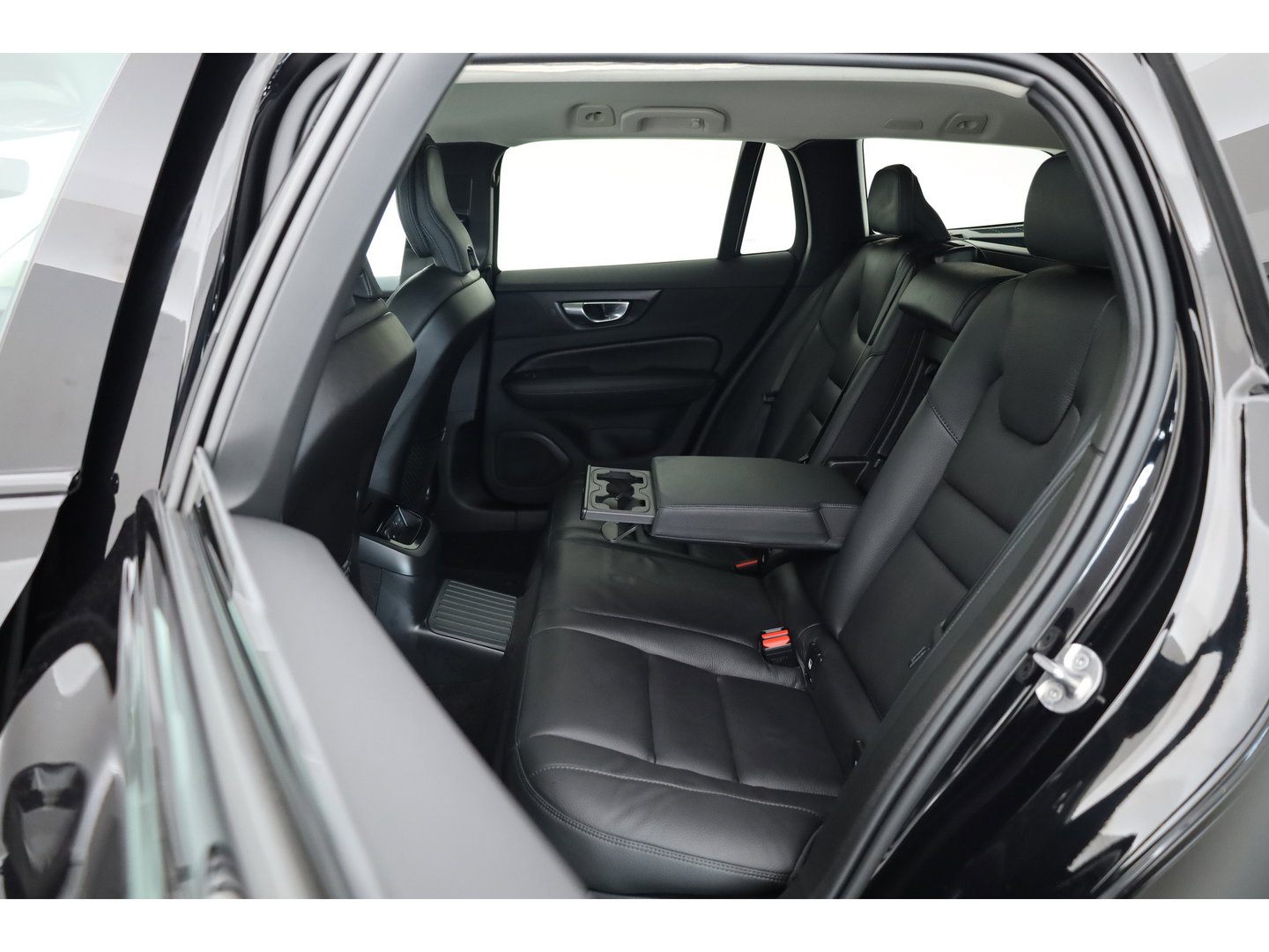 Volvo V60 2.0 T6 Plug-in hybrid AWD Plus Dark | 360 Cam | ACC | Blis | H&K Audio | Stoel 4 & Stuur verwarming | memory |