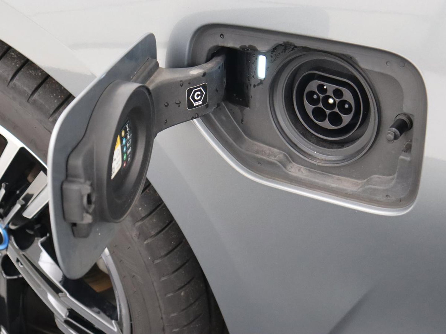 BMW 3-serie 320e M Sport | Trekhaak | Stoelverwarming | Camera | Leder/Alcantara | Stuurverwarming | Carplay | Live Cockpit Plus | Adaptief LED | Sportstoelen | Cruise control | PHEV | Plug In