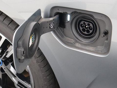 BMW 3-serie 320e M Sport | Trekhaak | Stoelverwarming | Camera | Leder/Alcantara | Stuurverwarming | Carplay | Live Cockpit Plus | Adaptief LED | Sportstoelen | Cruise control | PHEV | Plug In