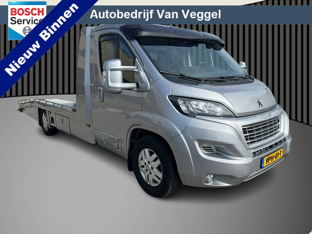 Peugeot Boxer - 435 2.2 BlueHDi tijhof oprijwagen luchtvering, cruise, clima, trekhaak