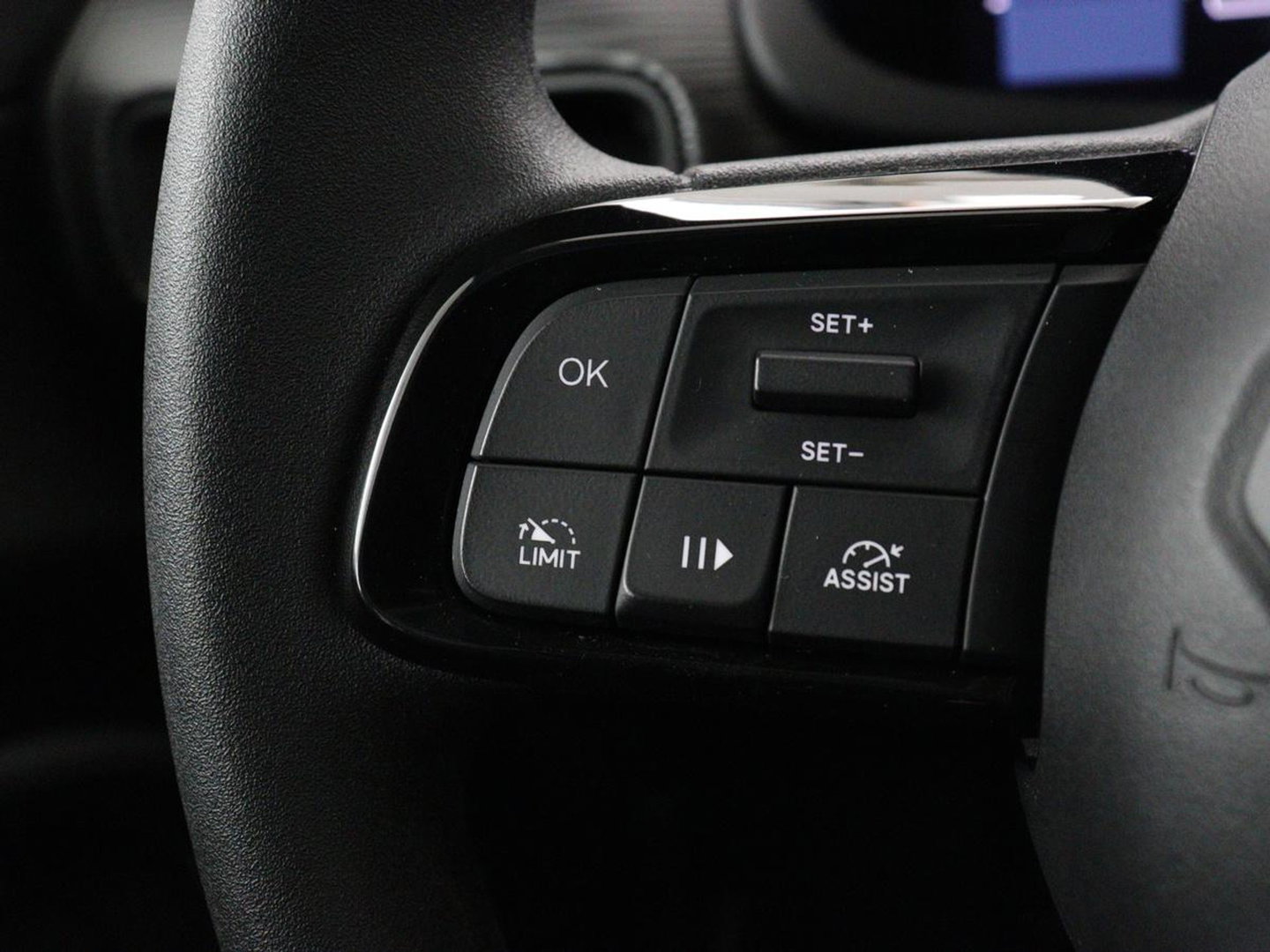 Jeep Avenger Longitude 54 kWh | SOH 93% | Warmtepomp | Carplay | Navigatie | Parkeerhulp | Full LED | Climate control | Cruise control