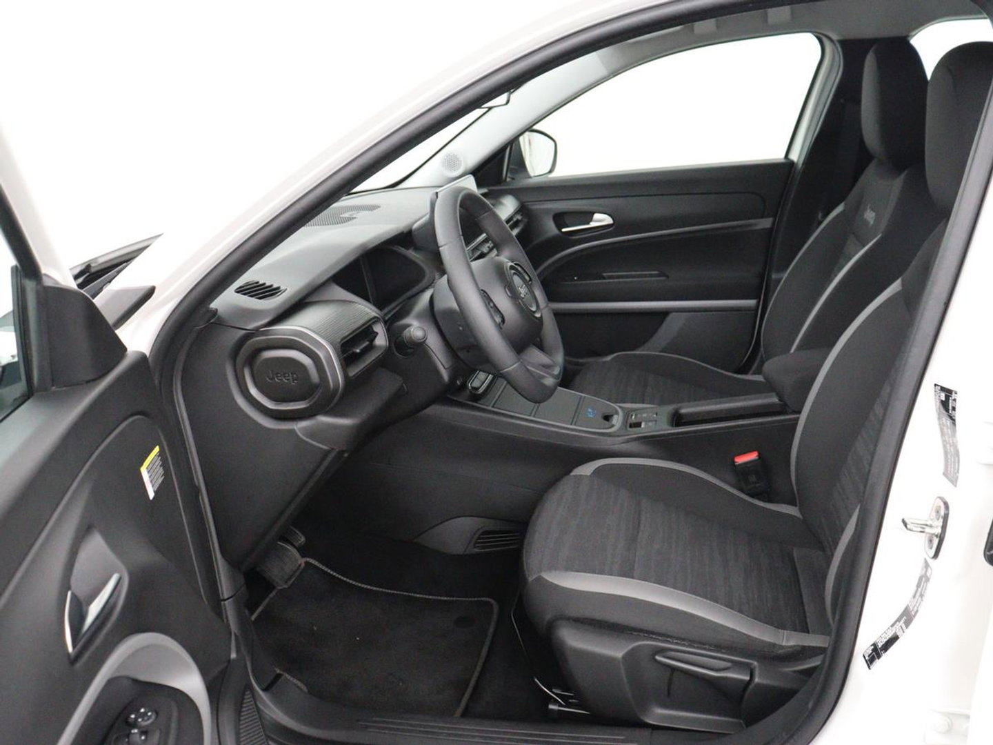 Jeep Avenger Longitude 54 kWh | SOH 93% | Warmtepomp | Carplay | Navigatie | Parkeerhulp | Full LED | Climate control | Cruise control