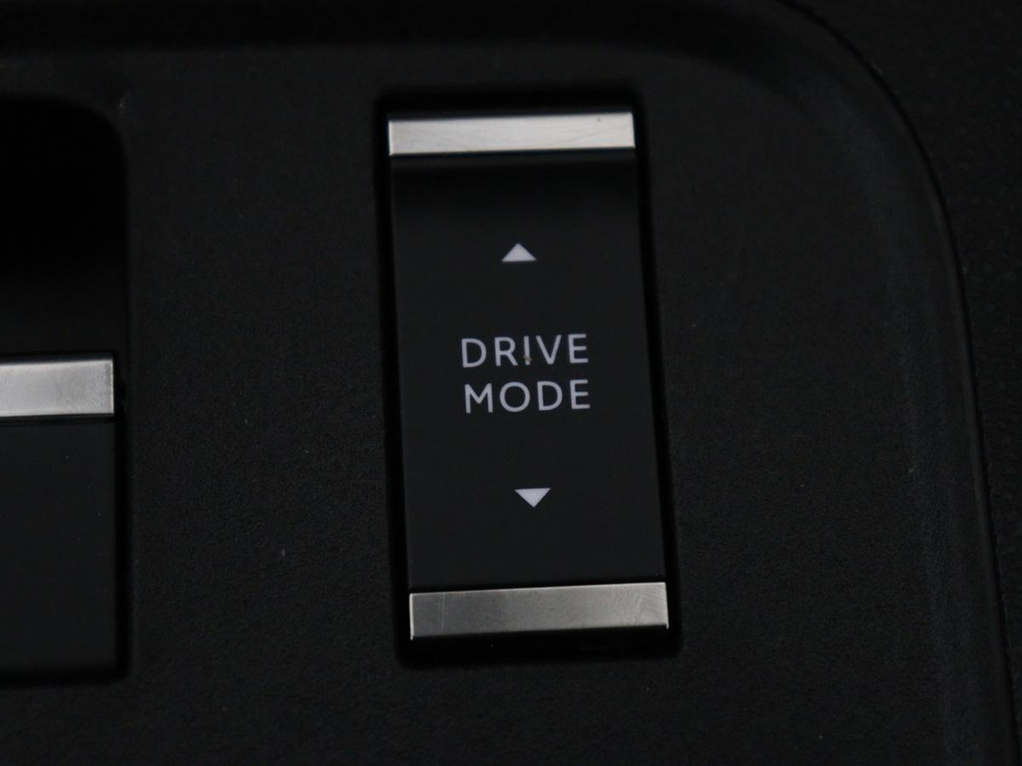 Jeep Avenger Longitude 54 kWh | SOH 93% | Warmtepomp | Carplay | Navigatie | Parkeerhulp | Full LED | Climate control | Cruise control