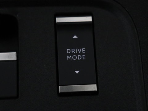 Jeep Avenger Longitude 54 kWh | SOH 93% | Warmtepomp | Carplay | Navigatie | Parkeerhulp | Full LED | Climate control | Cruise control