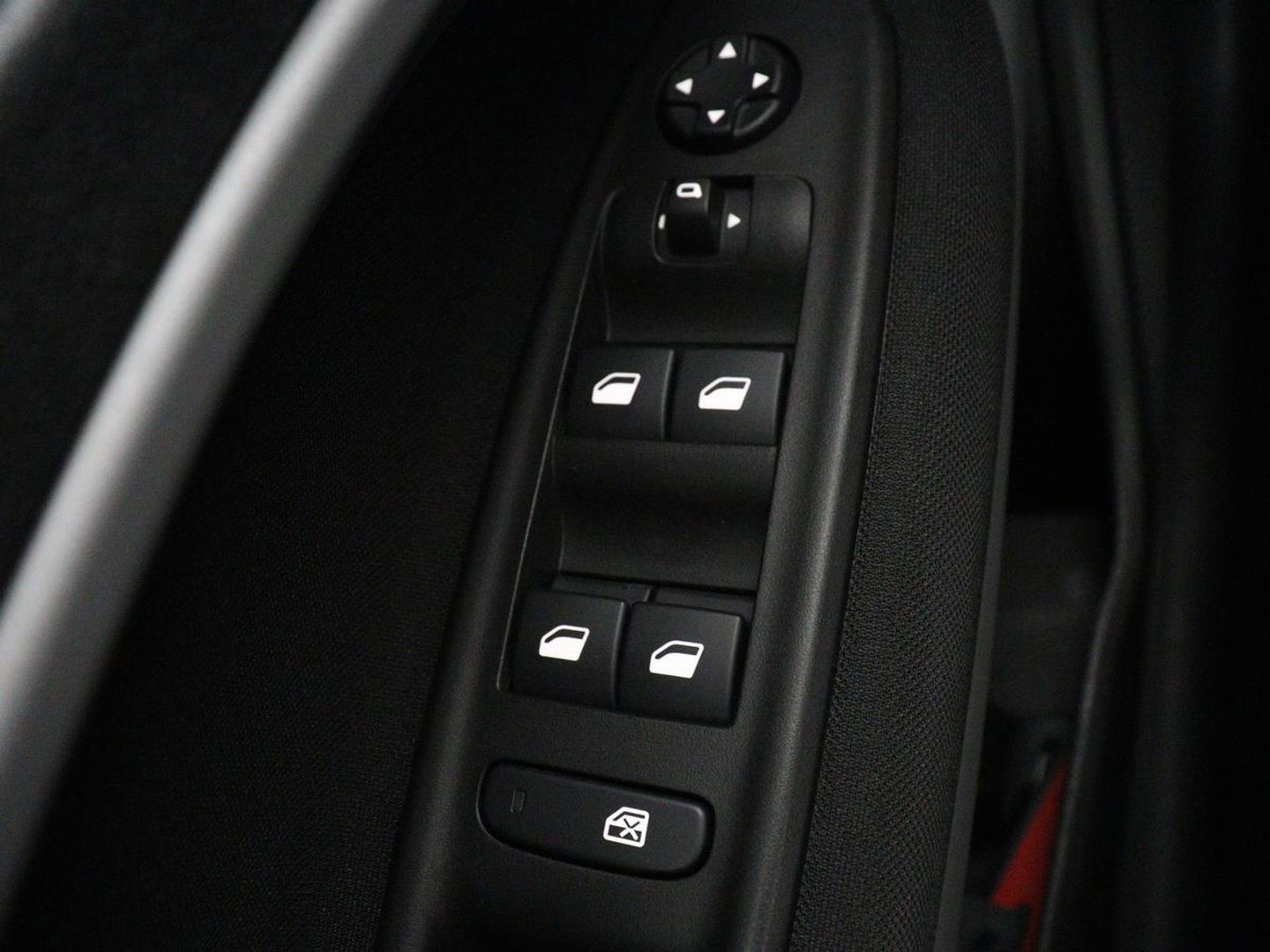 Jeep Avenger Longitude 54 kWh | SOH 93% | Warmtepomp | Carplay | Navigatie | Parkeerhulp | Full LED | Climate control | Cruise control