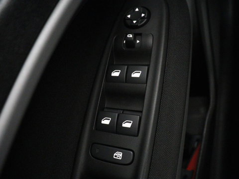 Jeep Avenger Longitude 54 kWh | SOH 93% | Warmtepomp | Carplay | Navigatie | Parkeerhulp | Full LED | Climate control | Cruise control