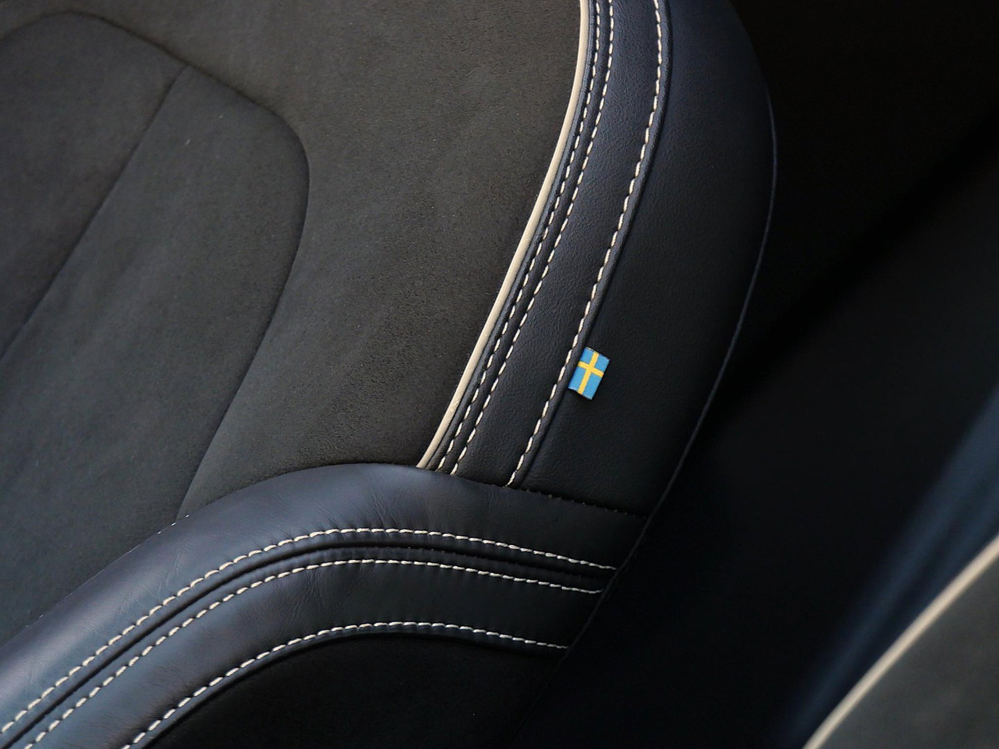 Volvo XC40 RECHARGE PRO/ PANORAMADAK/ 360°CAMERA/ TREKHAAK/ ELEKT. STOELEN/ H&K AUDIO