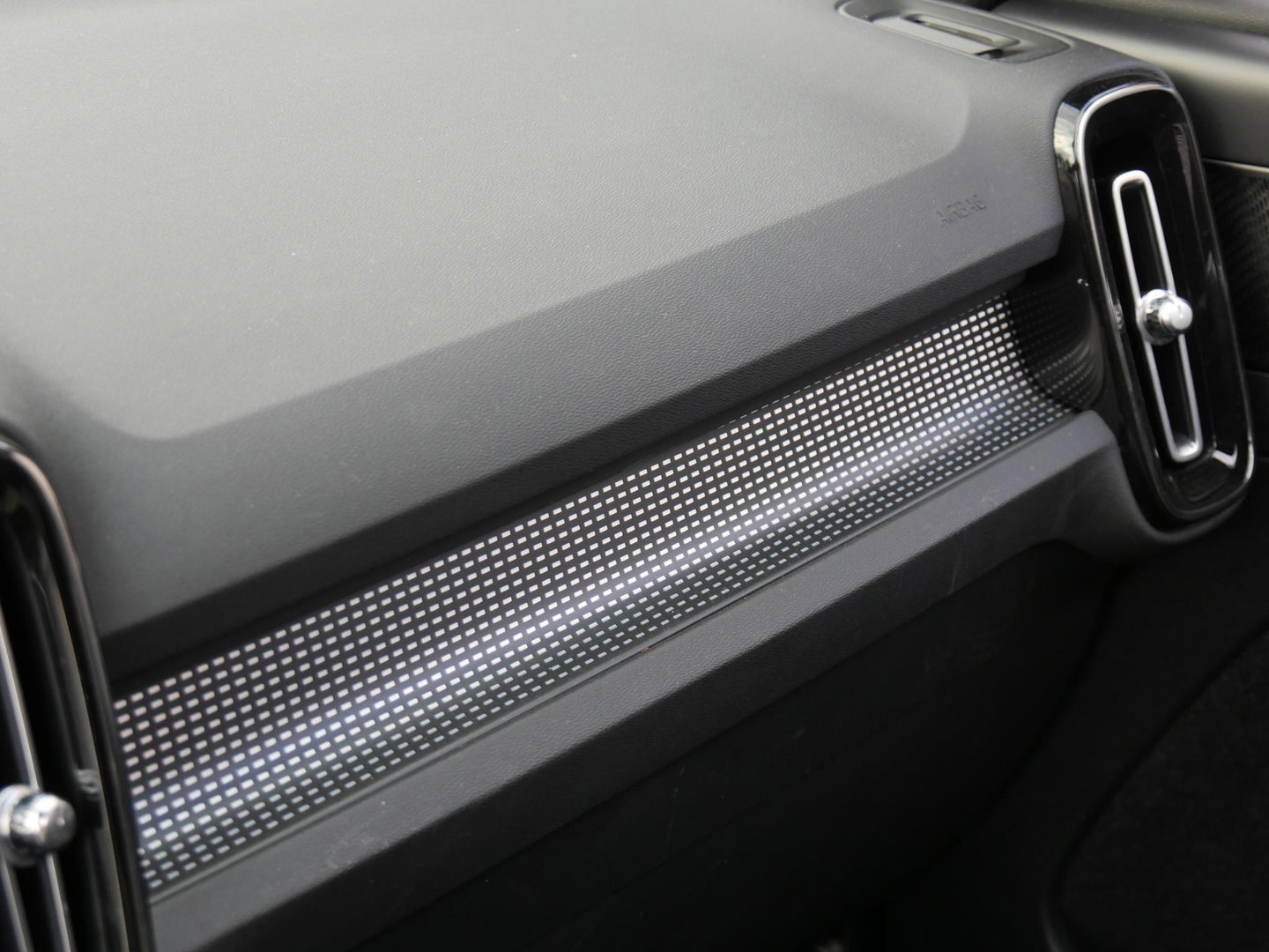 Volvo XC40 RECHARGE PRO/ PANORAMADAK/ 360°CAMERA/ TREKHAAK/ ELEKT. STOELEN/ H&K AUDIO