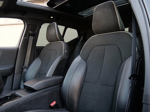 Volvo XC40 RECHARGE PRO/ PANORAMADAK/ 360°CAMERA/ TREKHAAK/ ELEKT. STOELEN/ H&K AUDIO