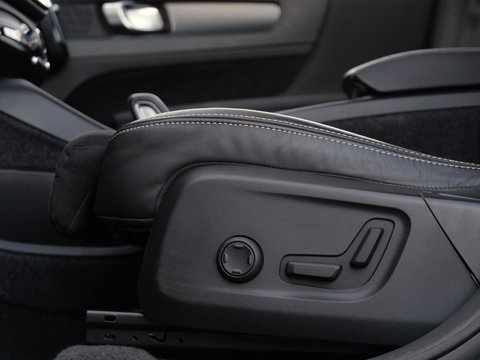 Volvo XC40 RECHARGE PRO/ PANORAMADAK/ 360°CAMERA/ TREKHAAK/ ELEKT. STOELEN/ H&K AUDIO