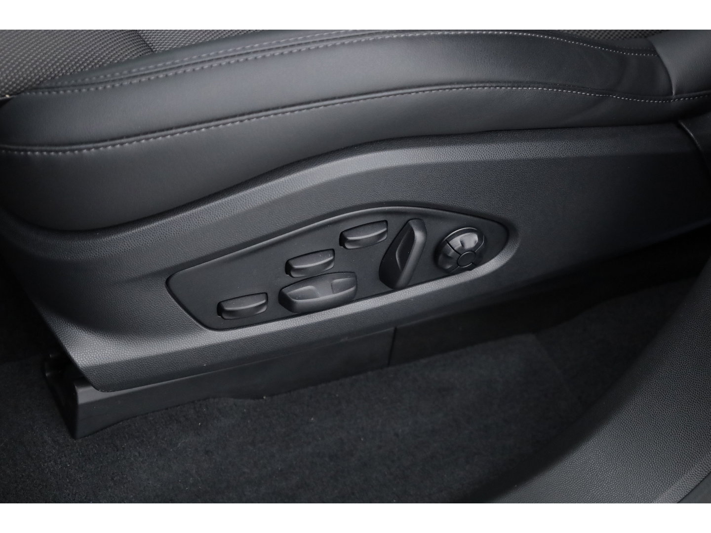 Porsche Macan 4 100 kWh | Sport Chrono | Pano | Adapt. Cruise | Memory Seats | Camera | Apple CarPlay