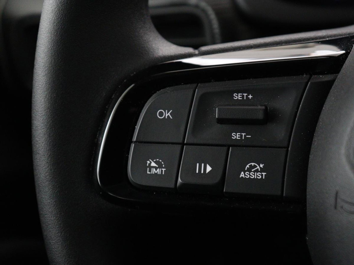 Jeep Avenger Longtitude 54 kWh | SOH 96.6% | Stoelverwarming | Carplay | Navigatie | Full LED | Warmtepomp | Keyless | Climate control | Digital Cockpit | Cruise control