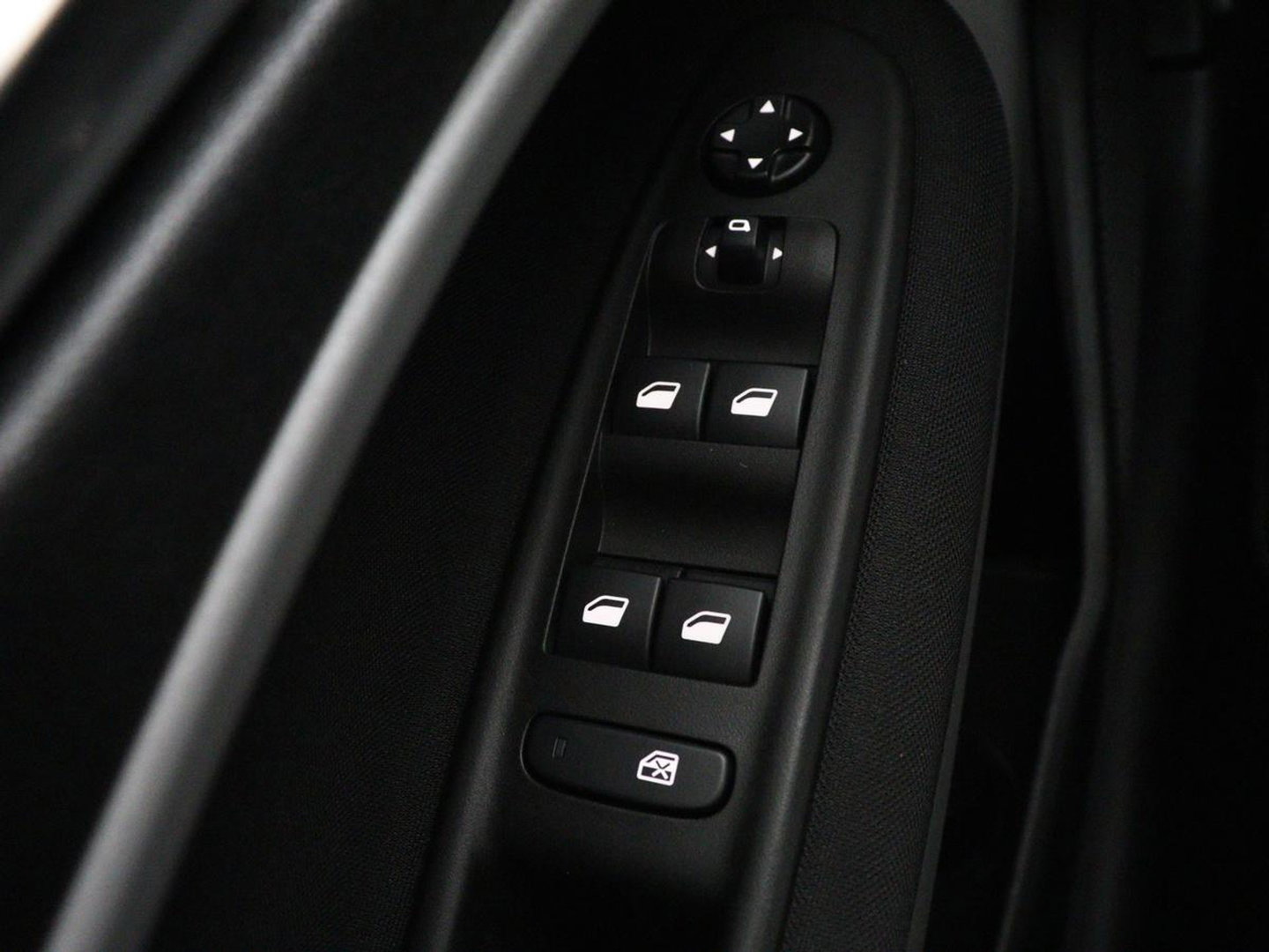 Jeep Avenger Longtitude 54 kWh | SOH 96.6% | Stoelverwarming | Carplay | Navigatie | Full LED | Warmtepomp | Keyless | Climate control | Digital Cockpit | Cruise control