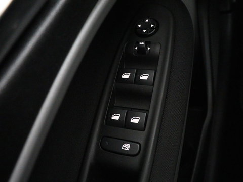 Jeep Avenger Longtitude 54 kWh | SOH 96.6% | Stoelverwarming | Carplay | Navigatie | Full LED | Warmtepomp | Keyless | Climate control | Digital Cockpit | Cruise control