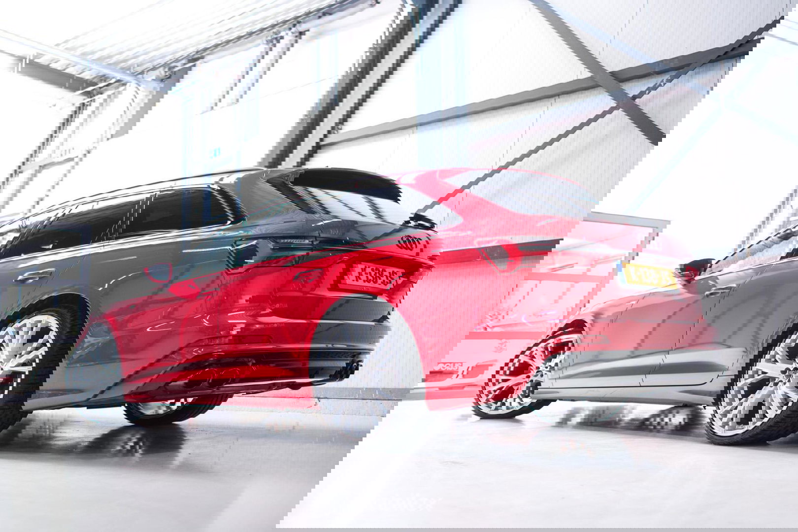 Audi A6 Avant 45 TFSI S edition 265 pk | Tango Rood | S6 look | NL auto NAP | Panoramadak | 21 inch | S line | Camera | LED |