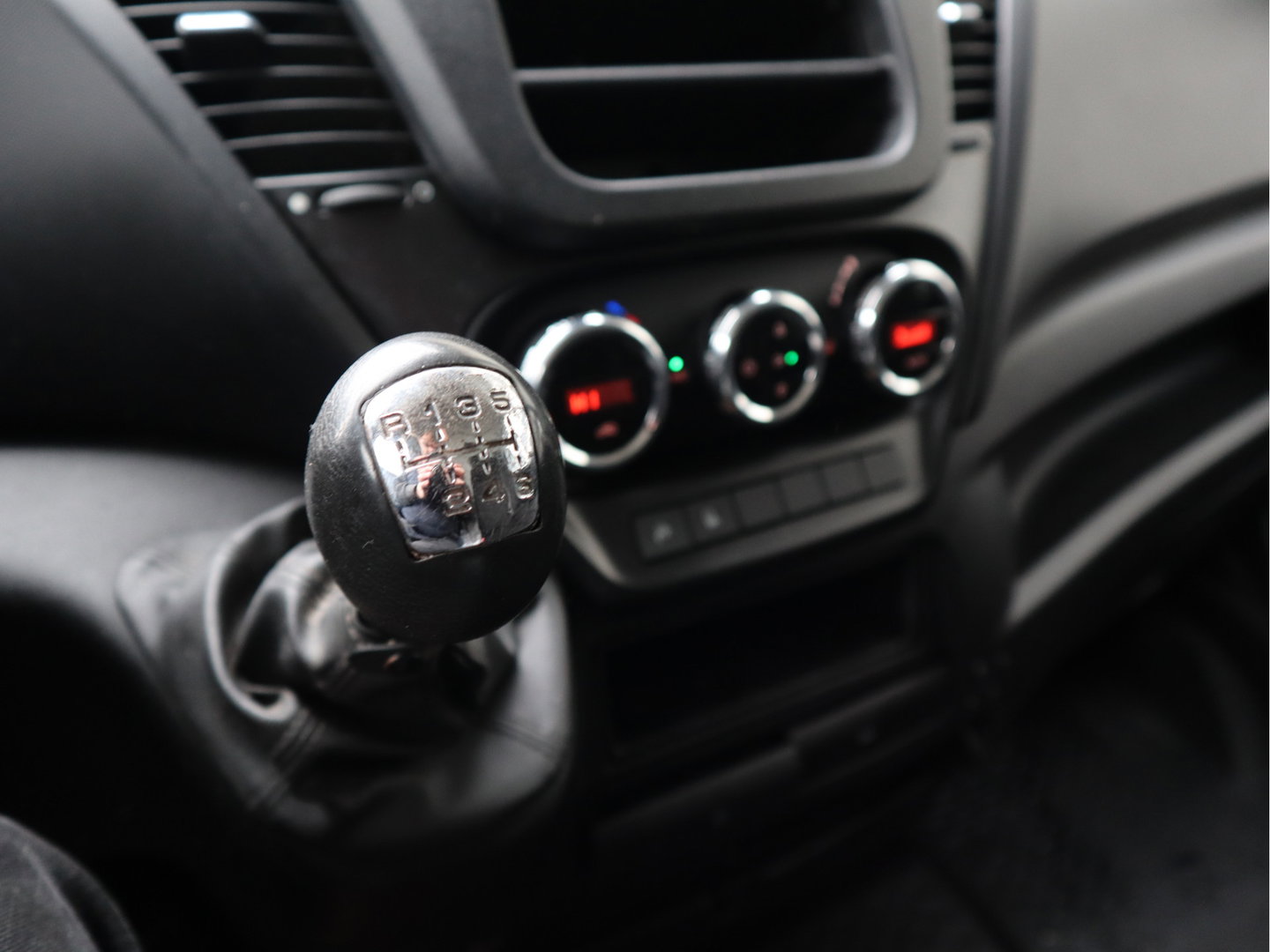 Iveco Daily 35S15 146pk L2H2 - Airco - Trekhaak 3,5t KG