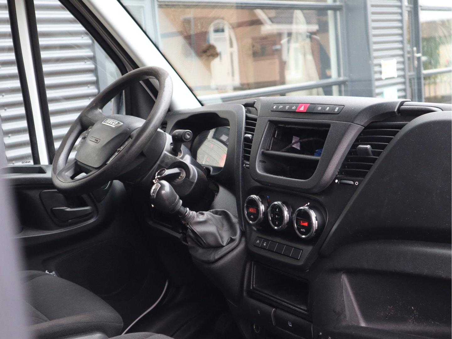 Iveco Daily 35S15 146pk L2H2 - Airco - Trekhaak 3,5t KG