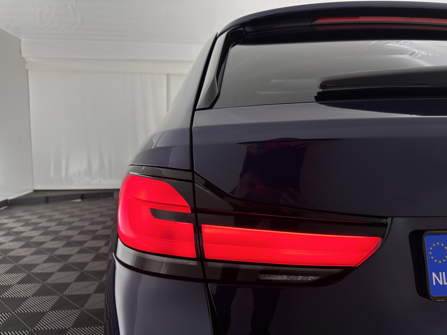 BMW 5 Serie Touring 530d M-Sportpack High Executive Edition (INCL-BTW) Aut. *PANO | LASERLIGHT | LEATHER | TOPVIEW | HARMAN/KARDON |  ADAPTIVE-CRUISE | BLINDSPOT | HEATED-COMFORTSEATS | KEYLESS | DAB | DIGI-COCKPIT | PRIVACY-GLASS | SHIFTPADDLES | ...