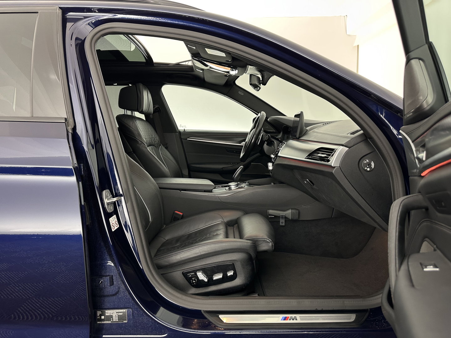 BMW 5 Serie Touring 530d M-Sportpack High Executive Edition (INCL-BTW) Aut. *PANO | LASERLIGHT | LEATHER | TOPVIEW | HARMAN/KARDON |  ADAPTIVE-CRUISE | BLINDSPOT | HEATED-COMFORTSEATS | KEYLESS | DAB | DIGI-COCKPIT | PRIVACY-GLASS | SHIFTPADDLES | ...