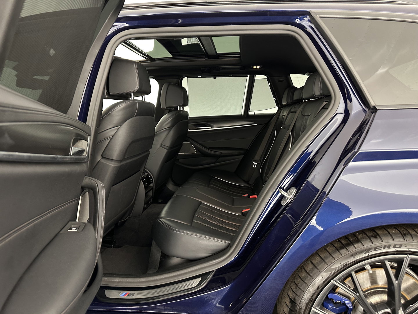 BMW 5 Serie Touring 530d M-Sportpack High Executive Edition (INCL-BTW) Aut. *PANO | LASERLIGHT | LEATHER | TOPVIEW | HARMAN/KARDON |  ADAPTIVE-CRUISE | BLINDSPOT | HEATED-COMFORTSEATS | KEYLESS | DAB | DIGI-COCKPIT | PRIVACY-GLASS | SHIFTPADDLES | ...