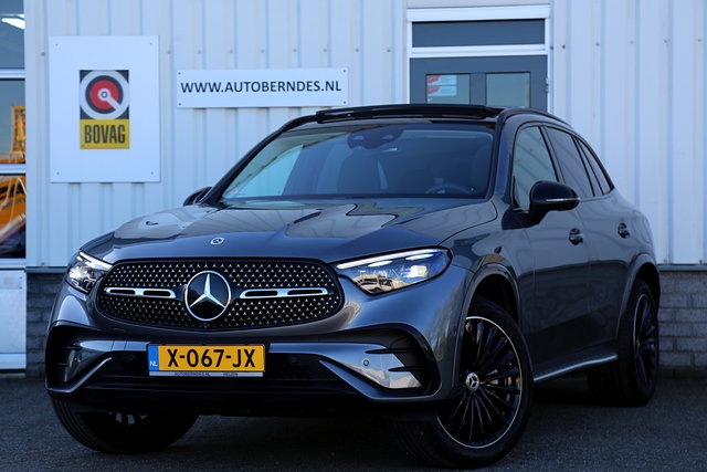 Mercedes-Benz GLC - 300e 4MATIC AMG Line*Perfect MB Onderh.*Pano/Digital Light/Luchtvering/Night Pakket/Elek. Trekhaak/360 Camera/ACC met act. Stuurass./Stoelverw./Stuurverw./Treeplanken/20 inch LM*