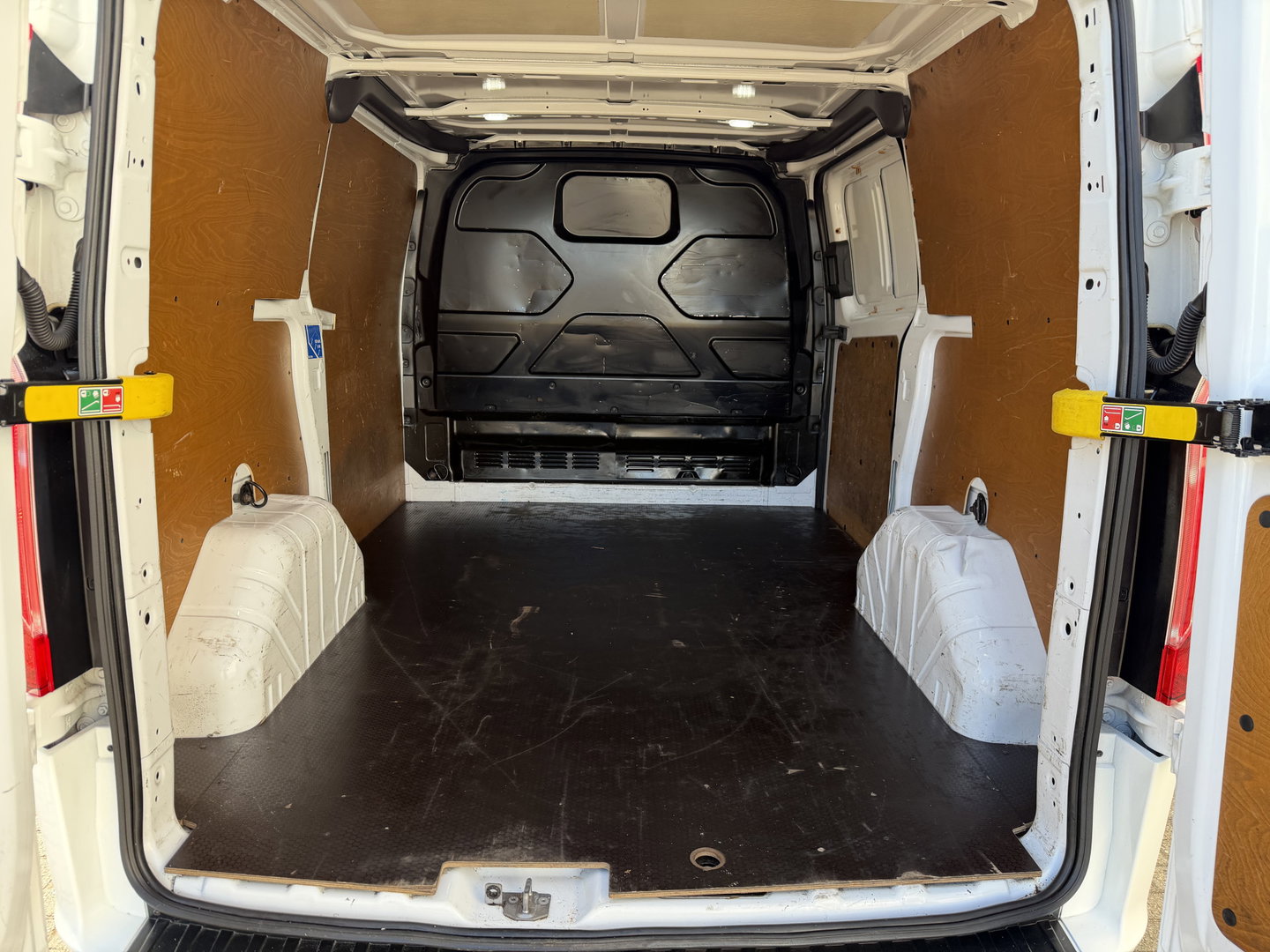 Ford Transit Custom 280 2.0 TDCI 130pk L1H1 Trend / vaste prijs rijklaar € 13.950 ex btw / euro 6 diesel / bpm vrij / trekhaak 2500 kg / airco / cruise / navigatie / pdc voor en achter