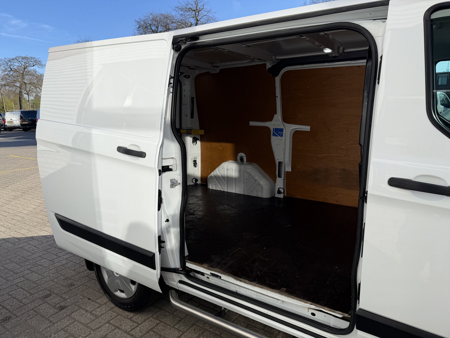 Ford Transit Custom 280 2.0 TDCI 130pk L1H1 Trend / vaste prijs rijklaar € 13.950 ex btw / euro 6 diesel / bpm vrij / trekhaak 2500 kg / airco / cruise / navigatie / pdc voor en achter